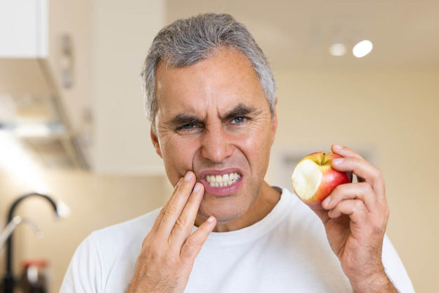 tooth-sensitivity-treatment man dealing with tooth sensitivity